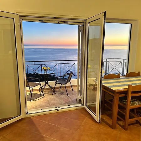 Roomers Apartment Himare